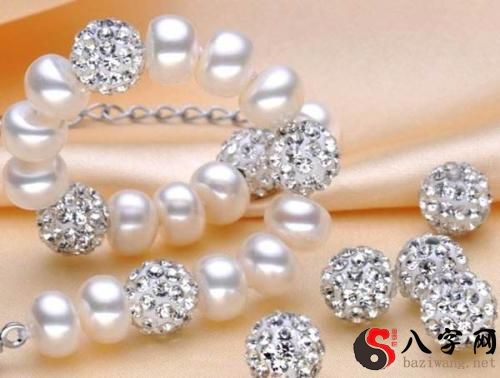 Dreaming of pearl jewelry