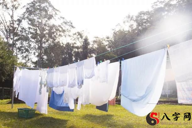 Dream of washing bed sheets