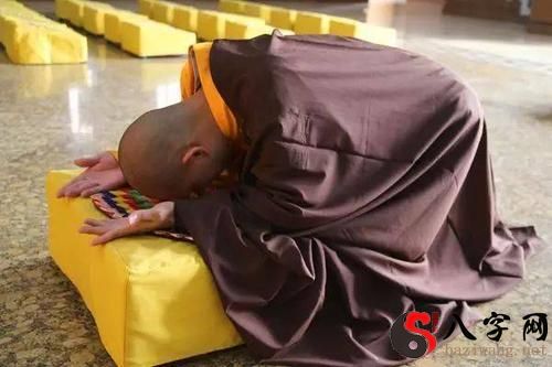 Dreaming of worshipping Buddha and kneeling down