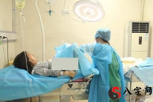 Dreaming of giving birth to a child and the child dying