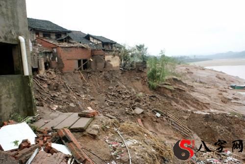 Dreaming of a flood that washes away a house