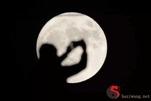 Dreaming of the moon coming into the house