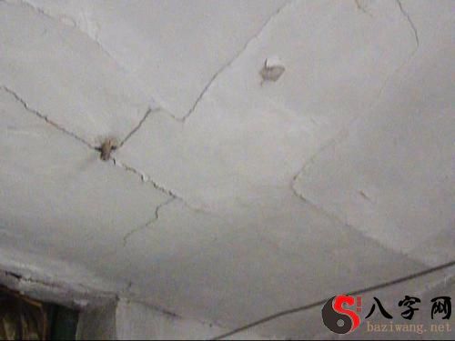 Dreaming of cracks in walls