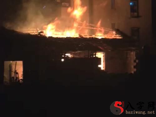 Pregnant woman dreaming of a house on fire
